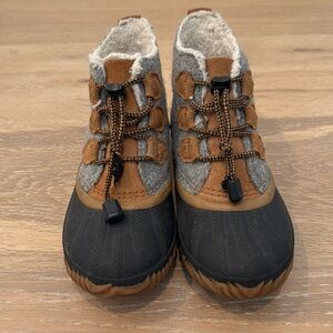 Sorel kids out n about low slip on winter boot size 3, eu34 grey tan black
